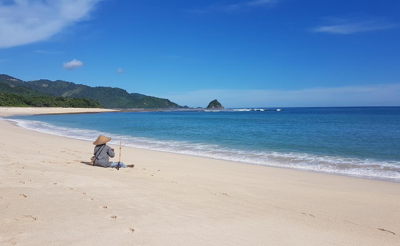 Photo de Mekaki Beach avec sable beige de surface
