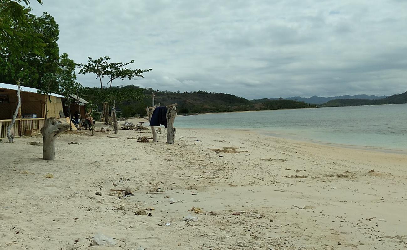 Photo de Pesisir Mas Beach avec sable brillant et rochers de surface