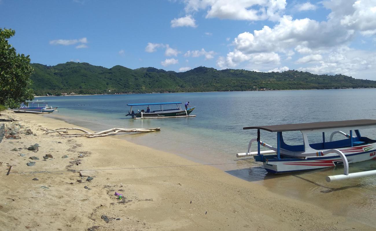 Photo de Laut Biru Beach avec sable lumineux de surface