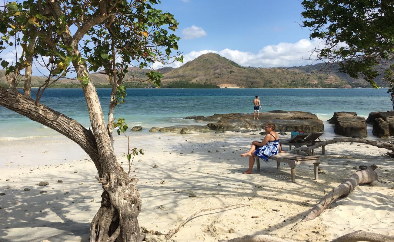 Photo de Plage de Gili Kedis avec sable blanc de surface