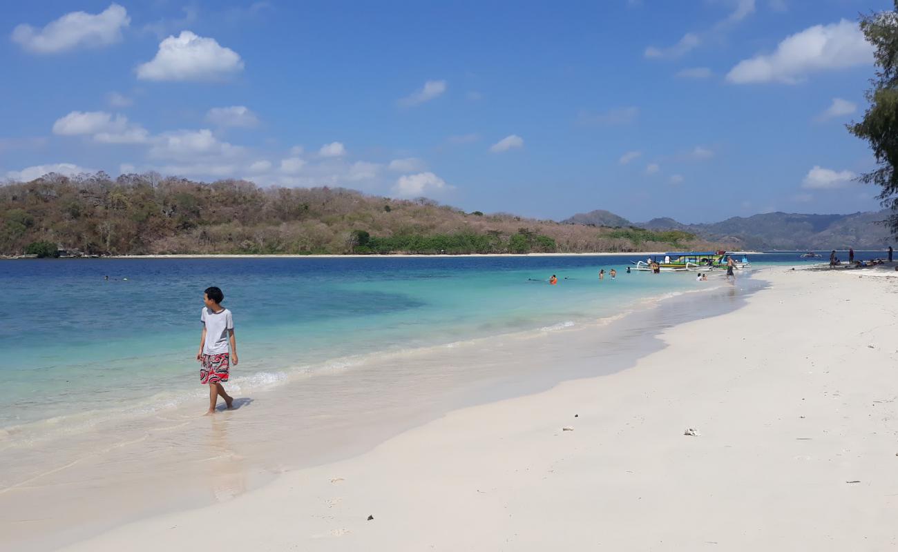 Photo de Plage de Gili Nangu avec sable fin blanc de surface