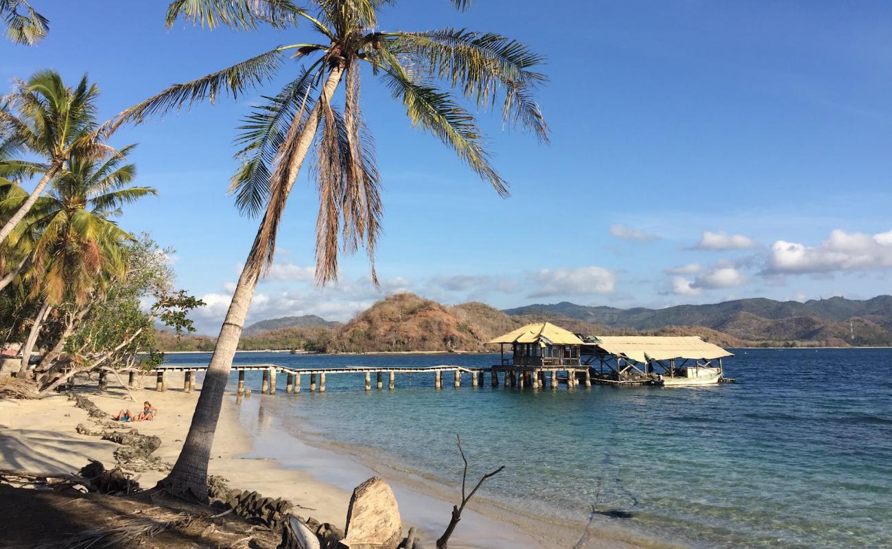 Photo de Gili Asahan Pearl Beach avec sable blanc de surface