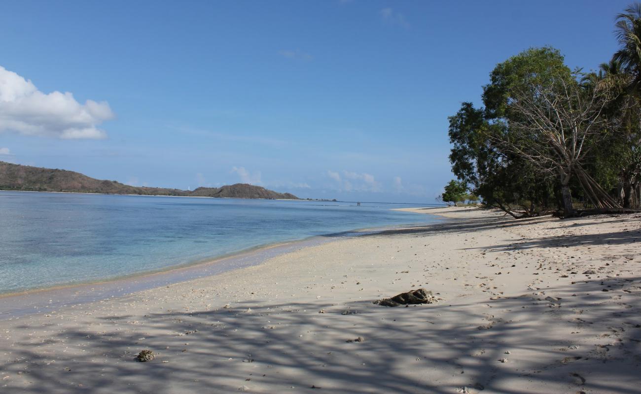Photo de Gili Asahan Amahelia Beach avec sable blanc de surface