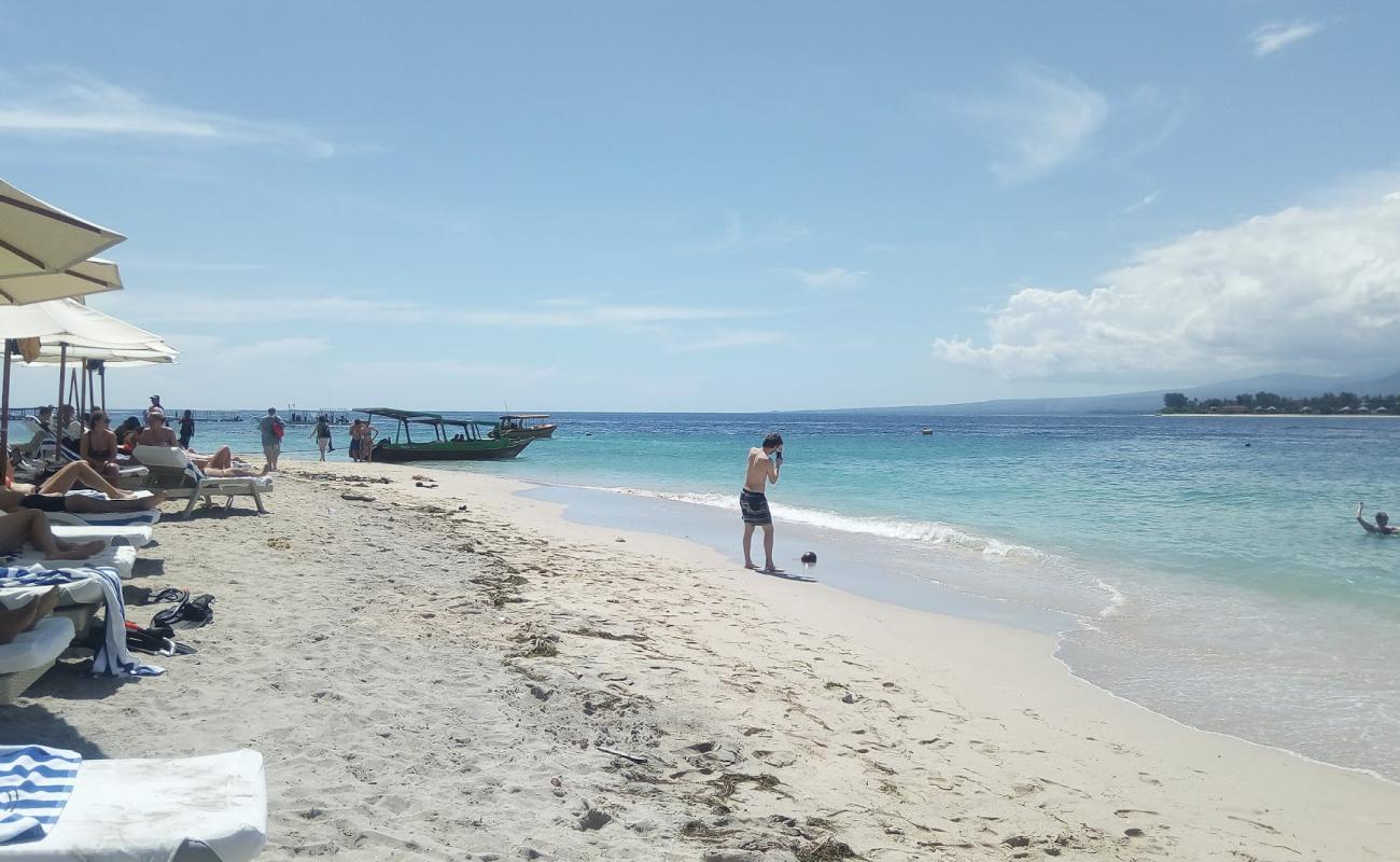 Photo de Gili Indah Beach avec sable brillant et rochers de surface