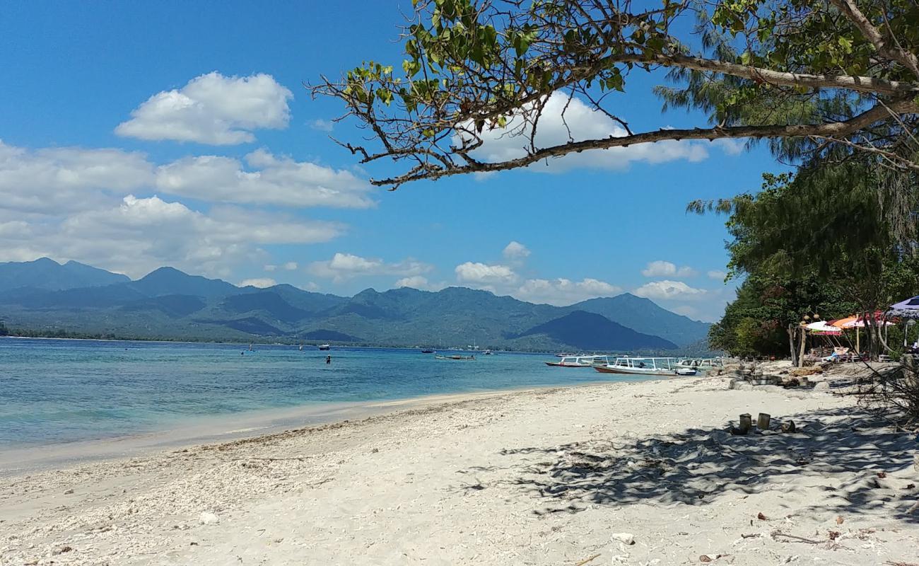 Photo de Gili Air Sedjiwa Beach avec sable brillant et rochers de surface