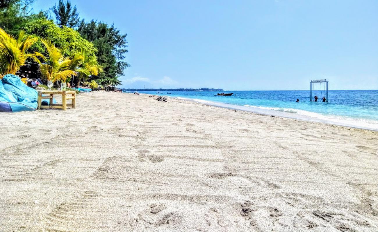 Photo de Gili Air Pelangi Beach avec sable brillant et rochers de surface