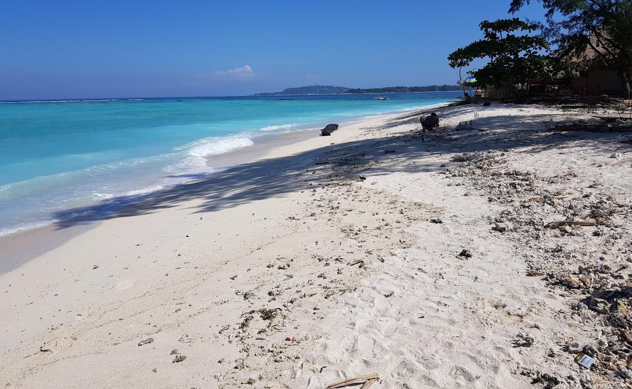 Photo de Gili Air Sunset Beach avec sable lumineux de surface