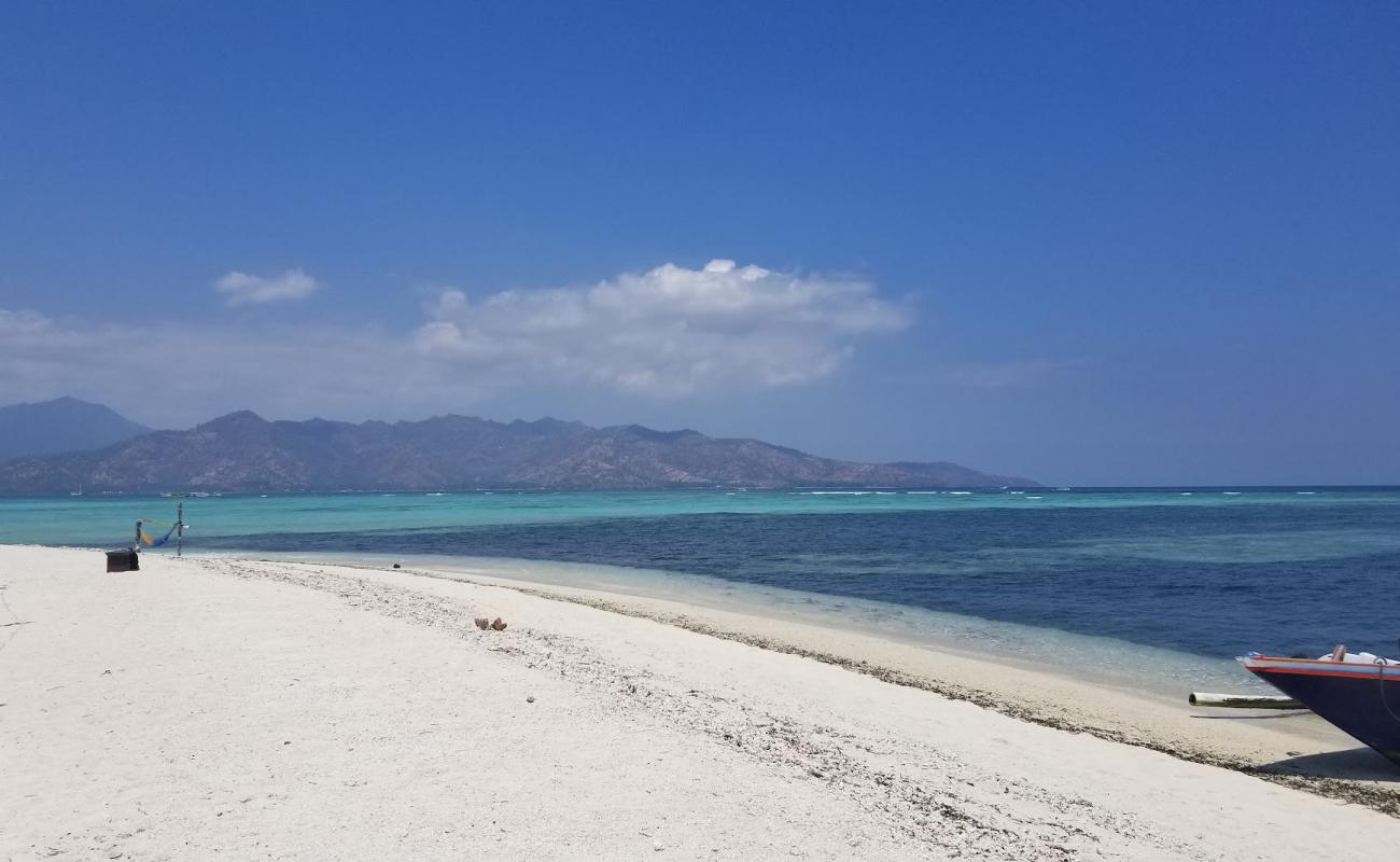 Photo de Gili Air Lumbung Beach avec sable lumineux de surface