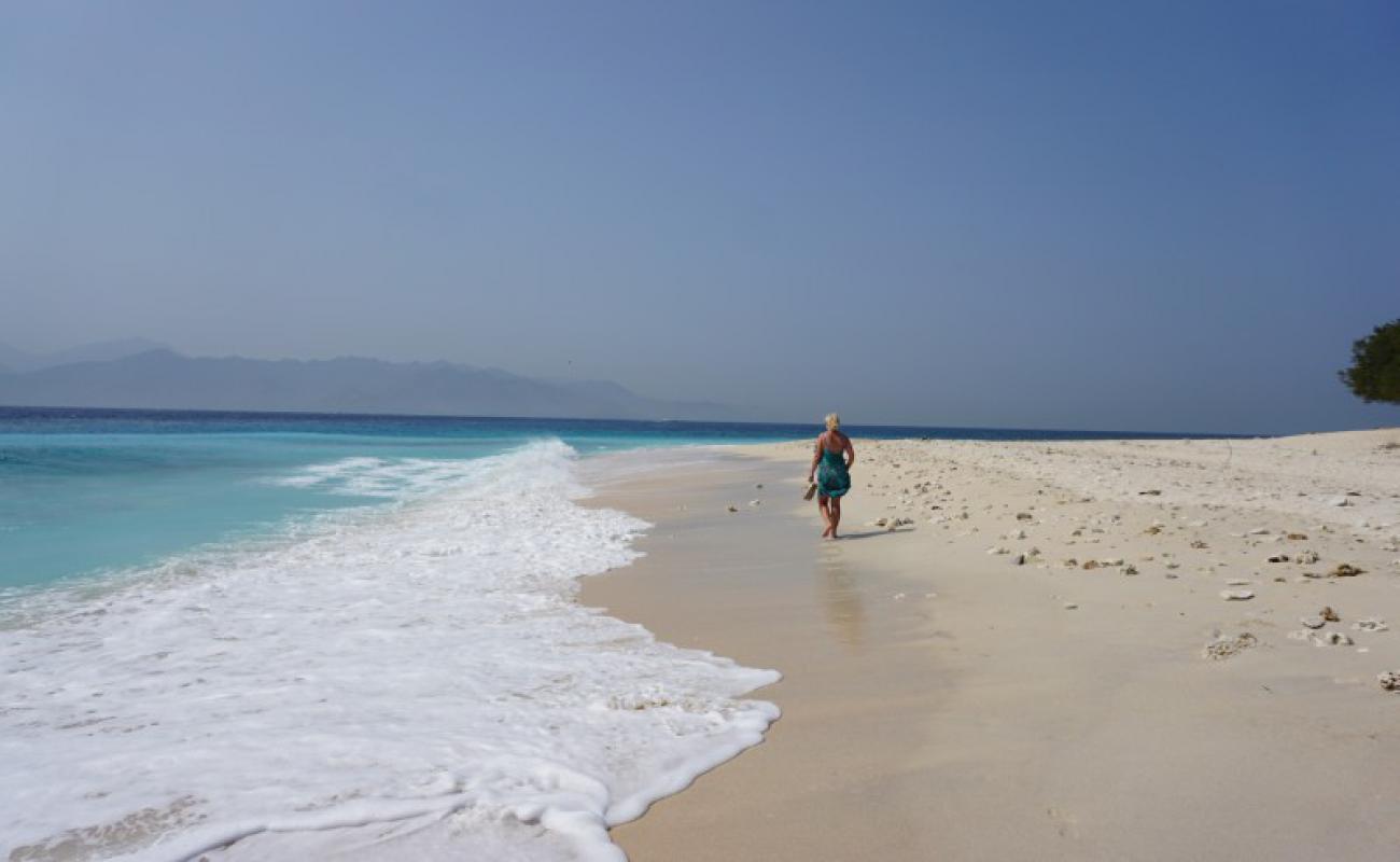 Photo de Gili Meno South-East Beach avec sable beige de surface
