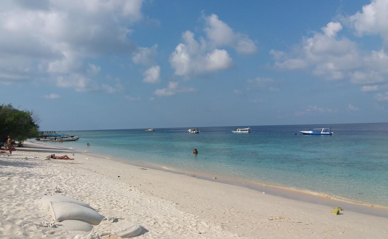 Photo de Plage de Gili Meno avec sable beige de surface