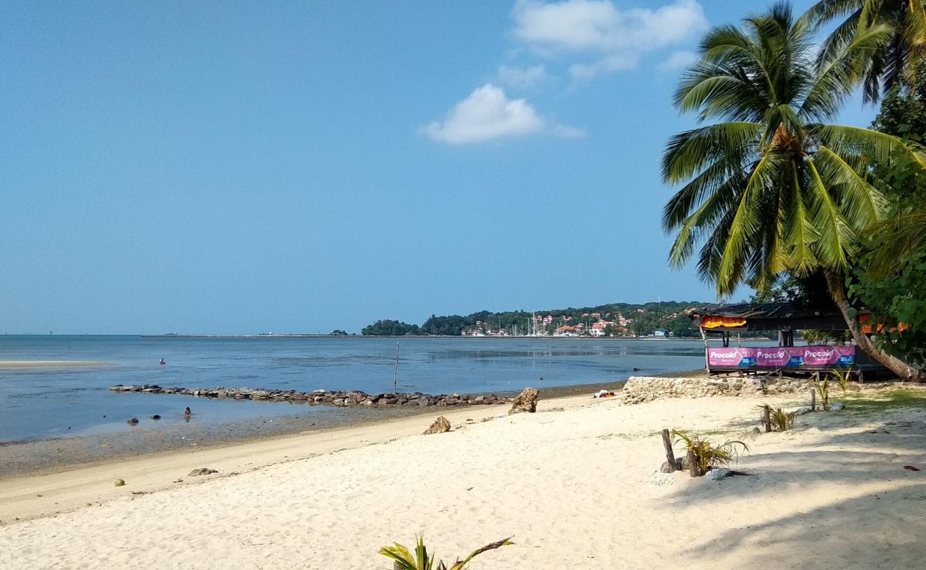 Photo de Nongsa Riau Beach avec sable lumineux de surface