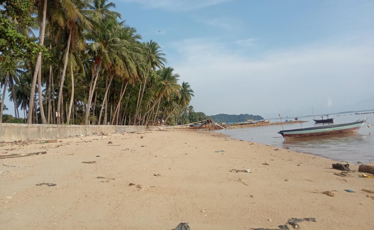 Photo de Teluk Mata Ikan Beach avec sable lumineux de surface