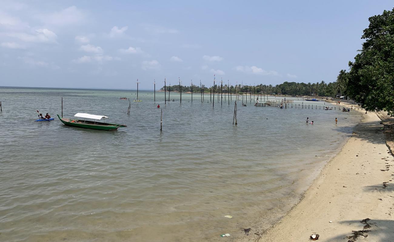 Photo de Payung beach avec sable beige de surface