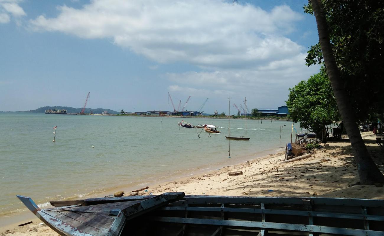 Photo de Pantai Panau avec sable beige de surface