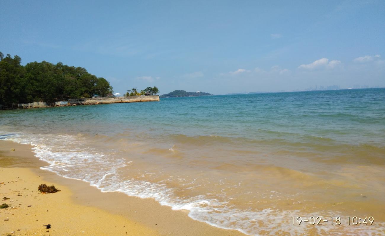 Photo de Pantai Tanjung Pinggir avec sable beige de surface