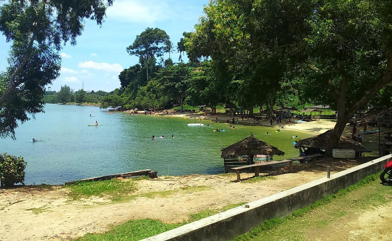 Photo de Pantai Dangas Patam Lestari avec sable beige de surface