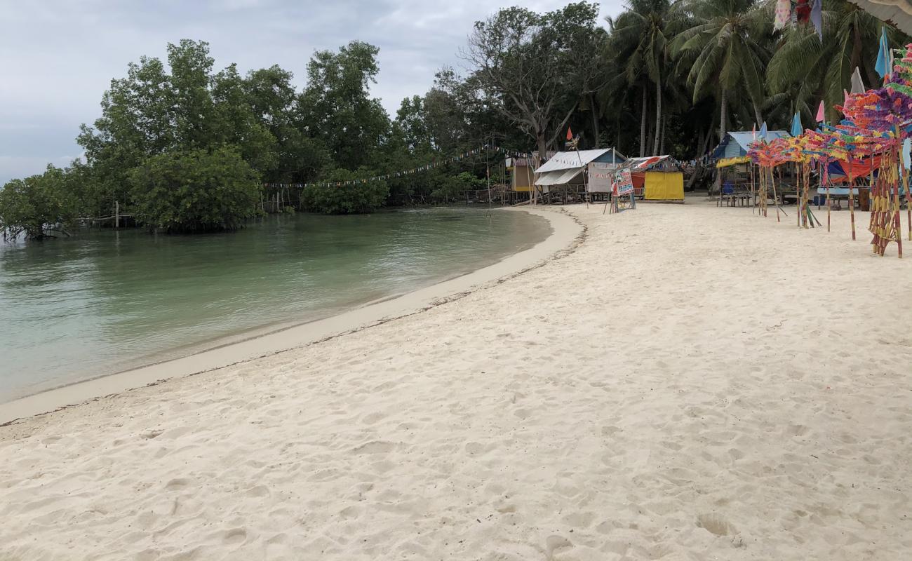 Photo de Wisata Pulau Mubut Darat avec sable lumineux de surface