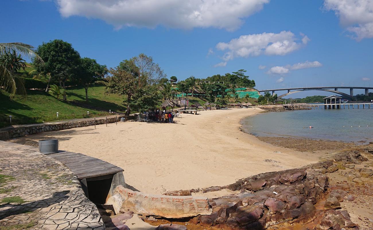 Photo de Pantai Jembatan 5 avec sable lumineux de surface