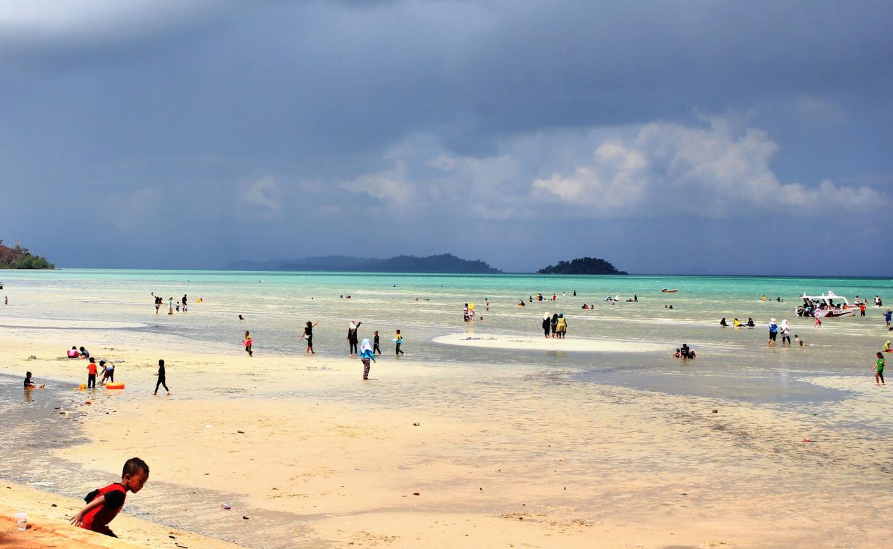 Photo de Melayu Beach avec sable beige de surface
