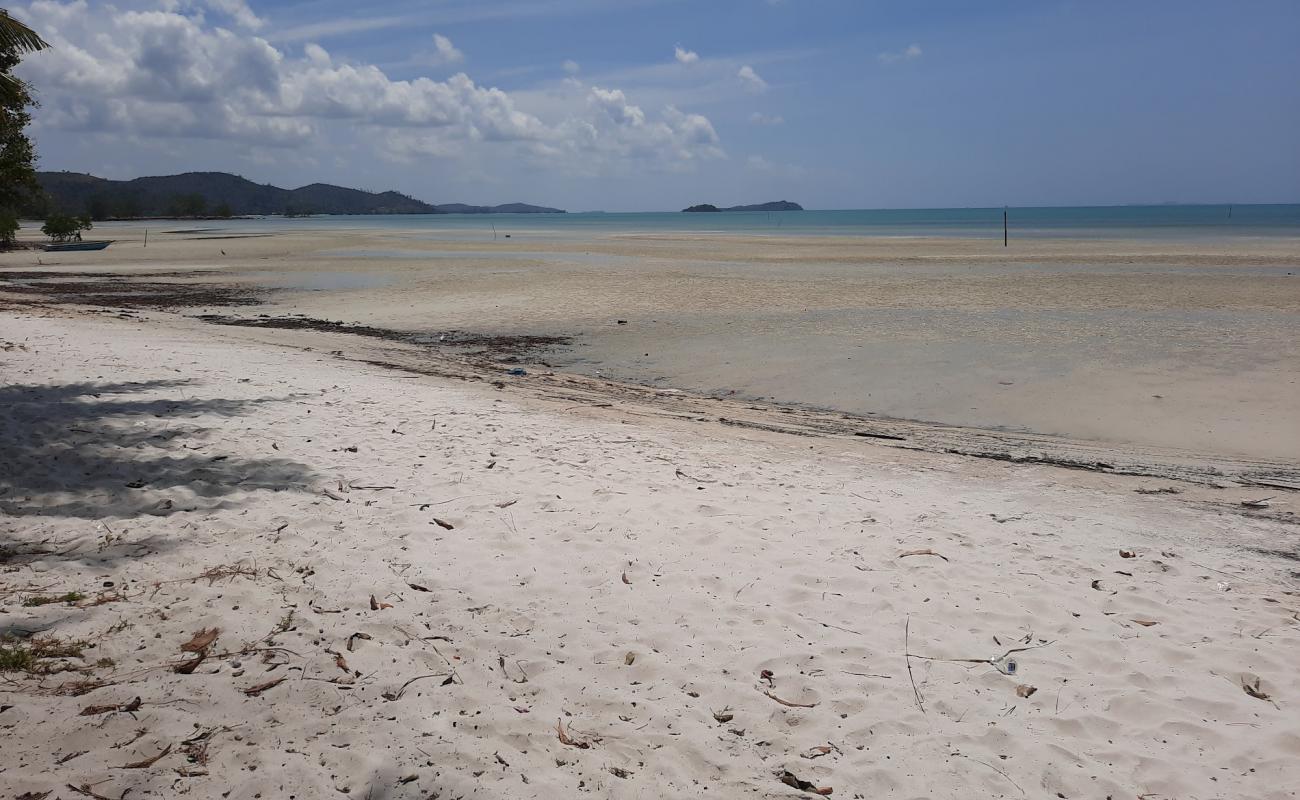 Photo de Tiga Putri Beach avec sable lumineux de surface