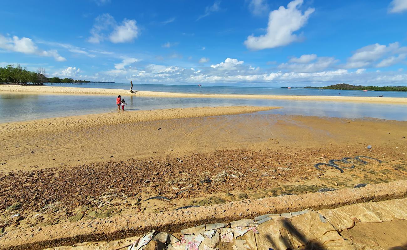 Photo de Setokok Beach avec sable lumineux de surface