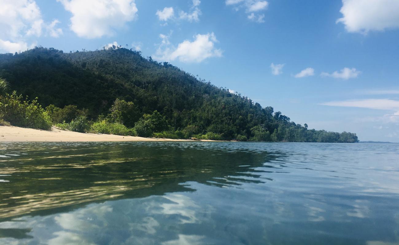 Photo de Pantai Kandap avec sable lumineux de surface