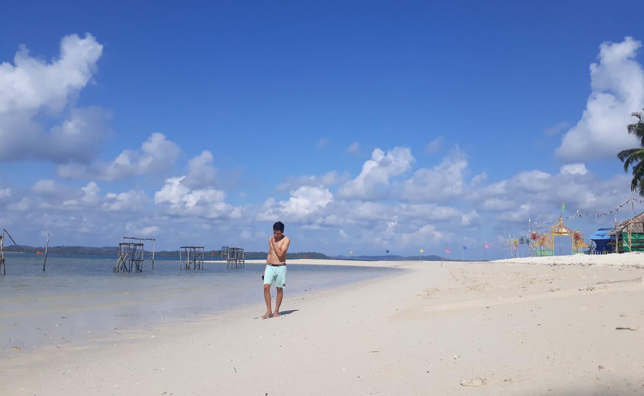 Photo de Mubut Darat Beach avec sable blanc de surface