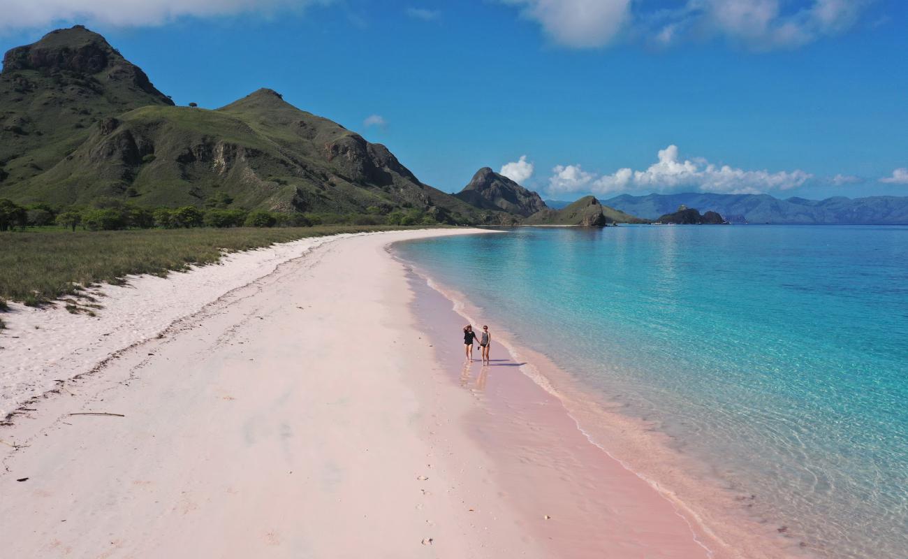 Photo de Pink Beach Padar avec sable rose de surface