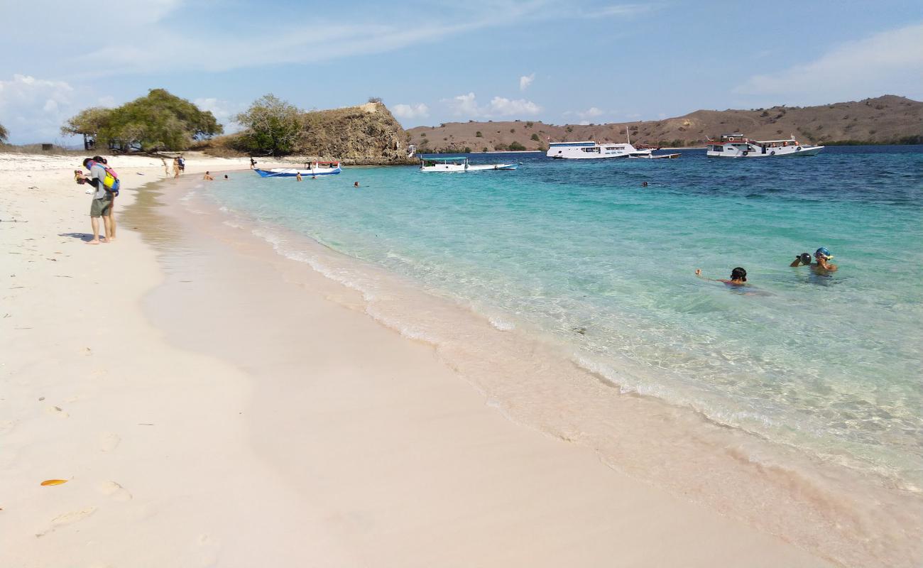 Photo de Pink Beach II Padar avec sable rose de surface