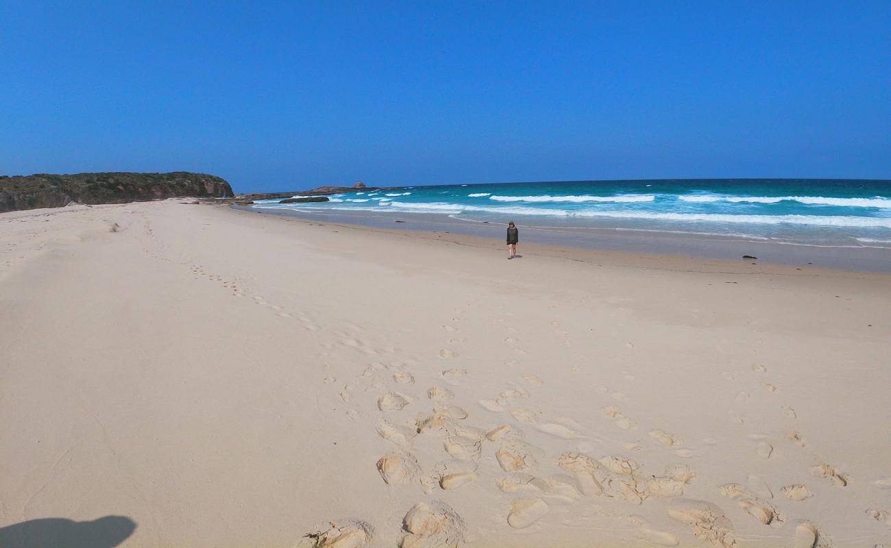Photo de Haycock Beach avec sable beige de surface
