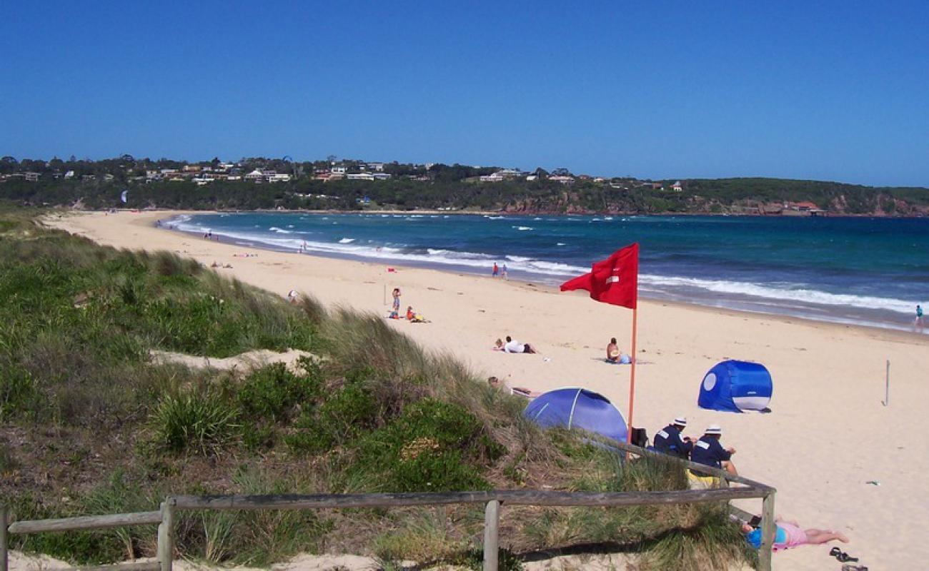Photo de Merimbula Beach avec sable beige fin de surface