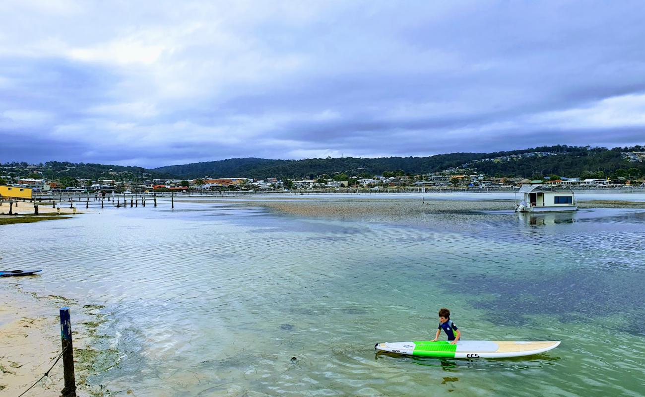 Photo de Mitchies Jetty Beach avec sable beige fin de surface