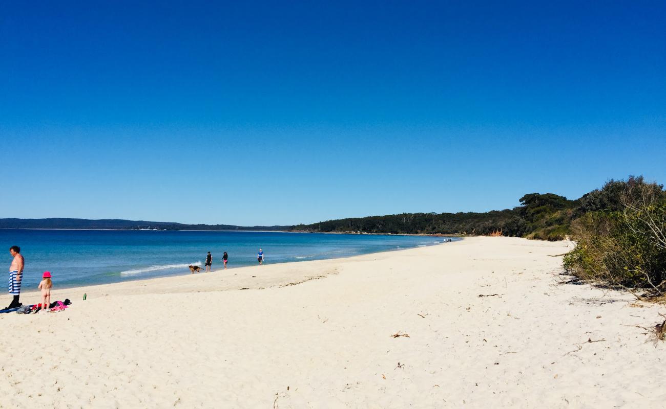 Photo de Nelson Beach avec sable beige fin de surface