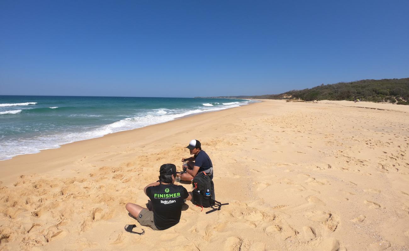 Photo de Brou Beach avec sable lumineux de surface