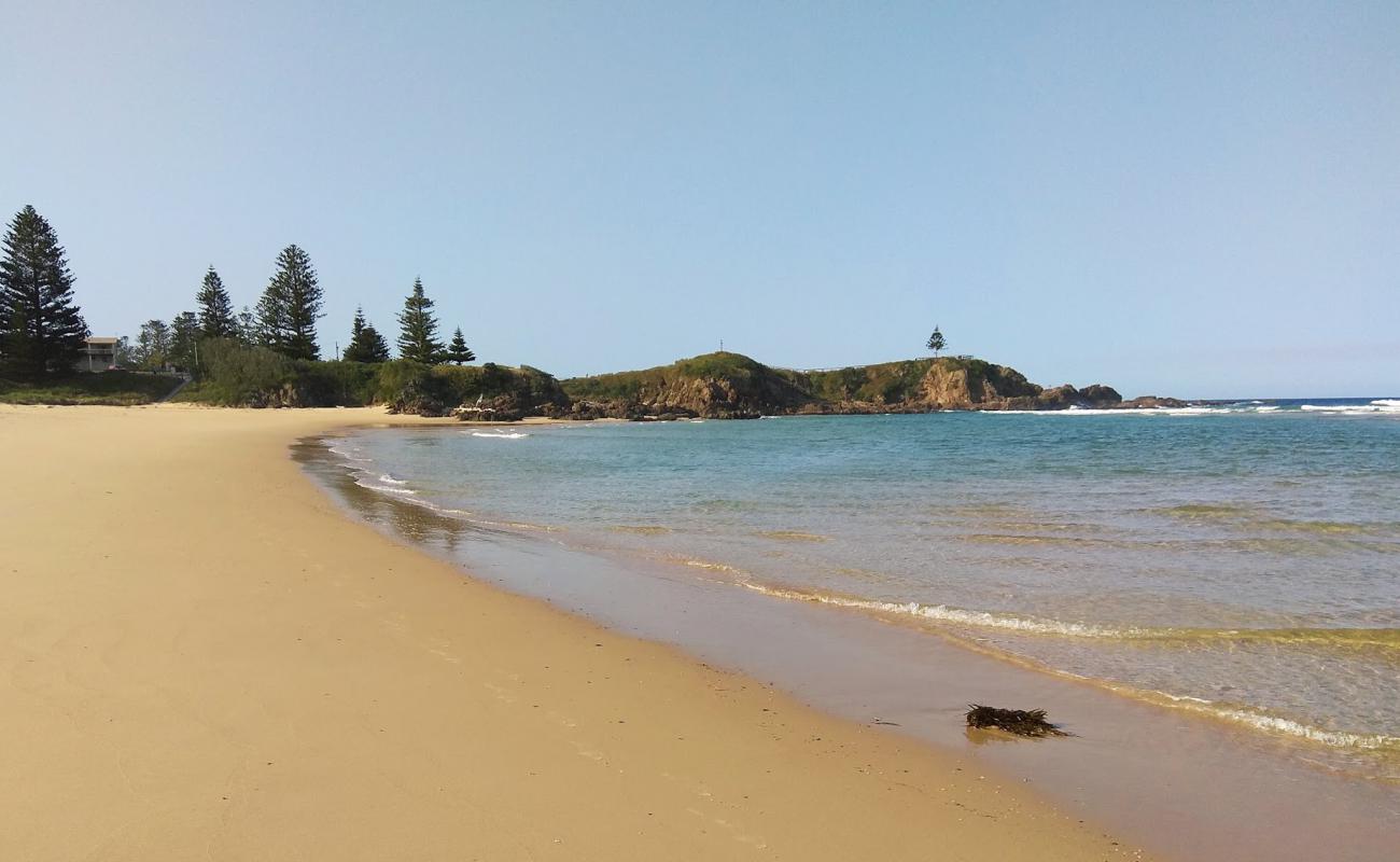 Photo de Main Beach avec sable lumineux de surface