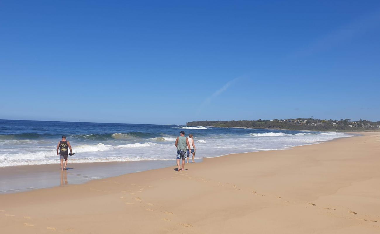 Photo de Burrill Beach avec sable beige de surface