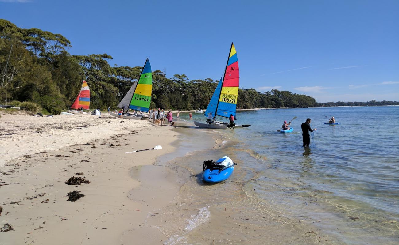 Photo de Barfleur Beach avec sable lumineux de surface