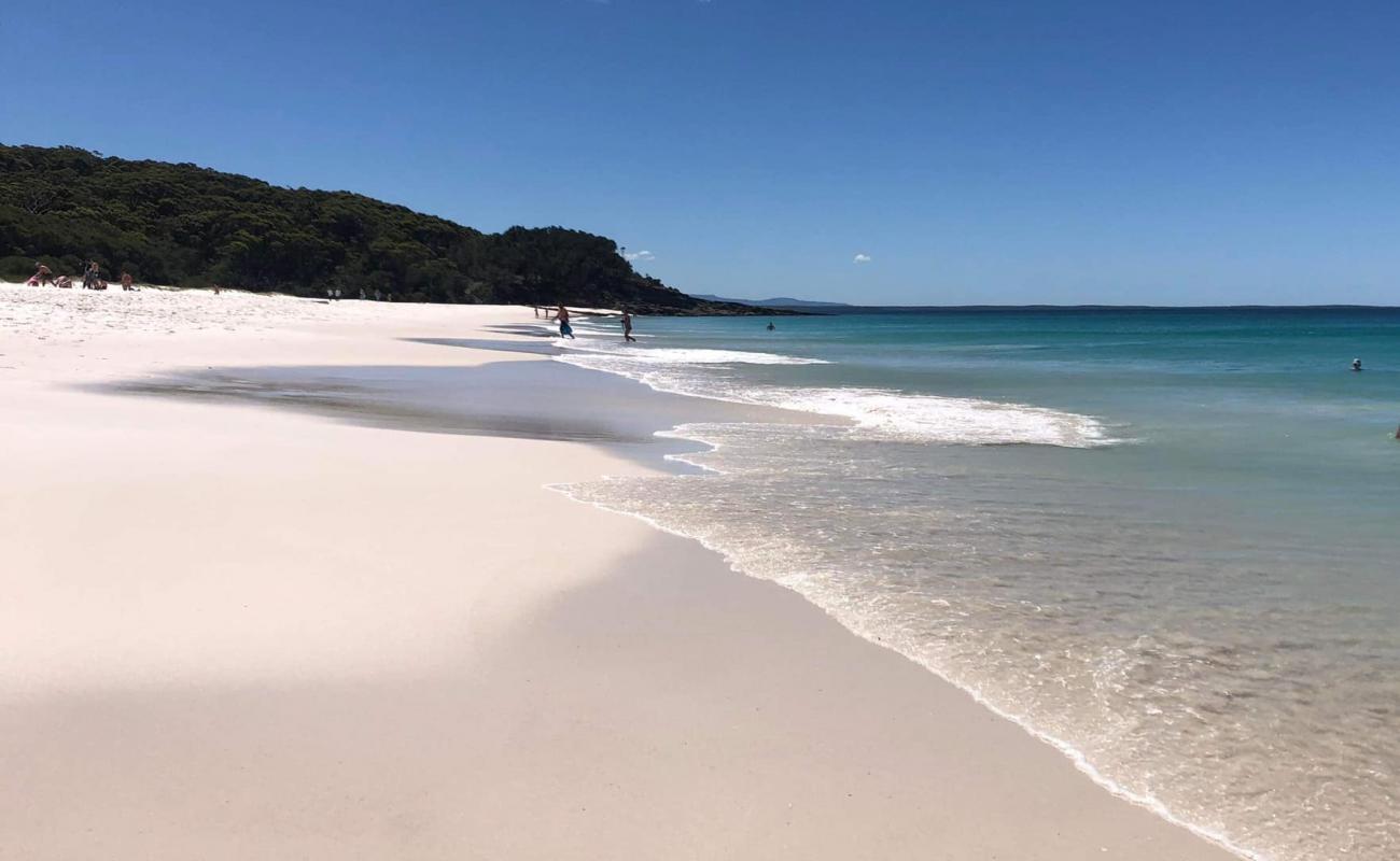 Photo de Chinamans Beach avec sable fin et lumineux de surface