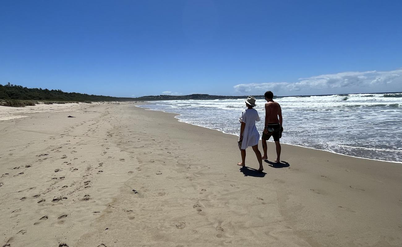 Photo de Seven Mile Beach avec sable beige fin de surface