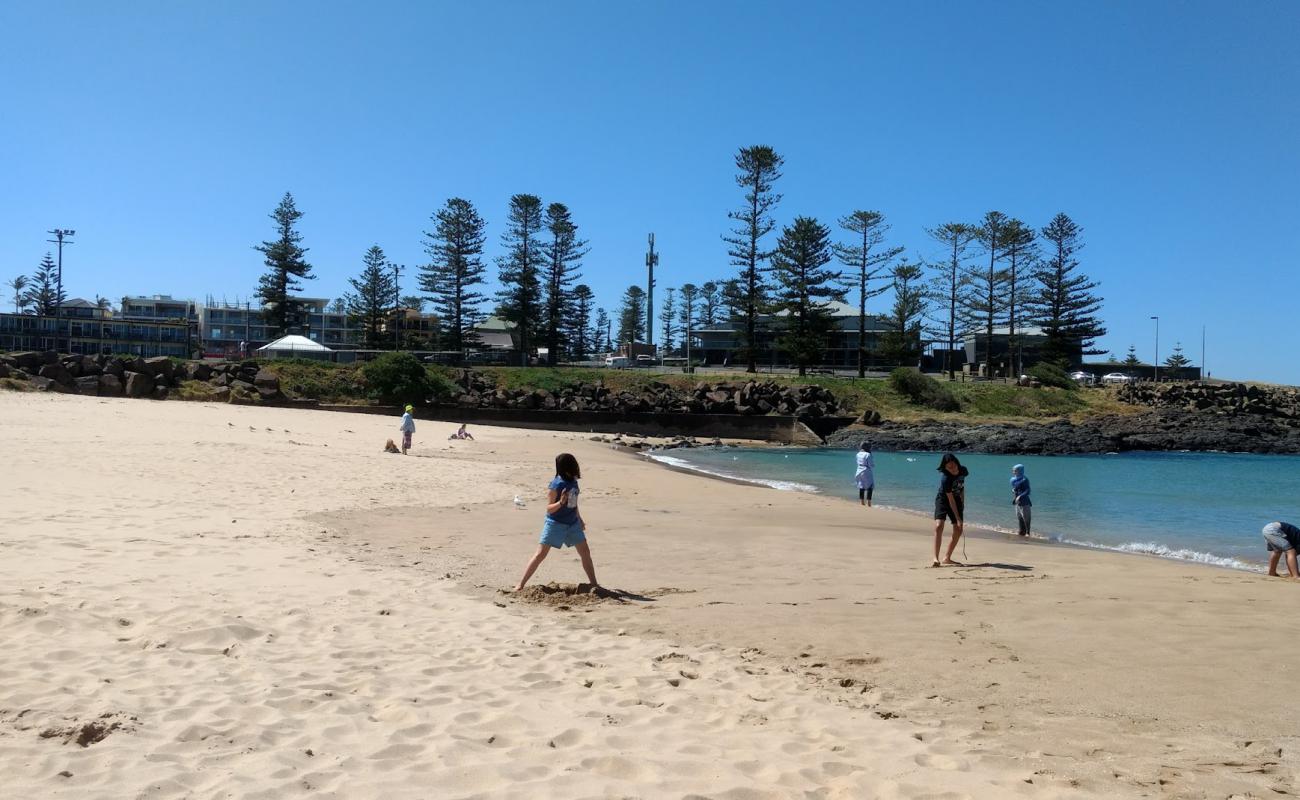 Photo de Kiama Surf Beach avec sable beige fin de surface