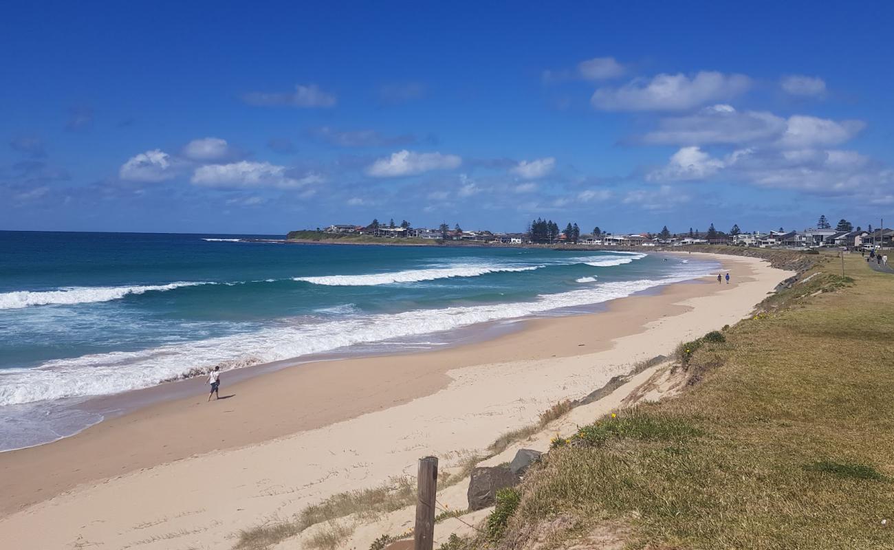 Photo de Warilla Beach avec sable beige de surface