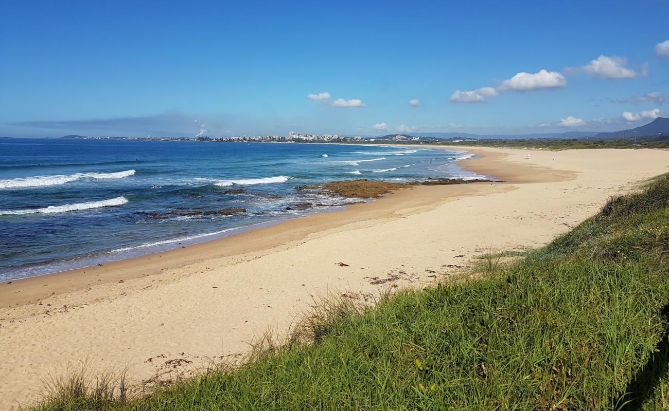 Photo de Towradgi Beach avec sable beige de surface