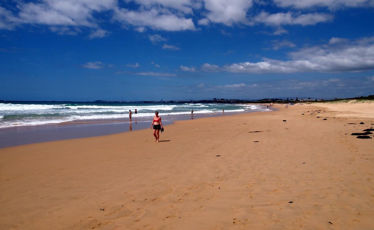 Photo de Corrimal Beach avec sable beige fin de surface
