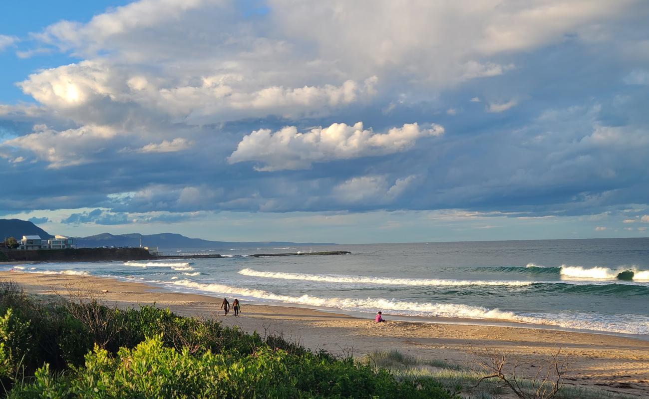 Photo de Woonona Beach avec sable beige de surface