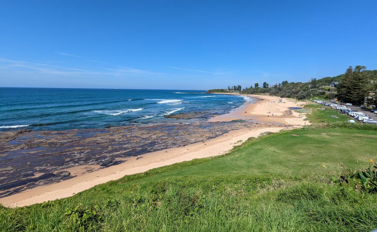 Photo de Sharky Beach avec sable beige de surface