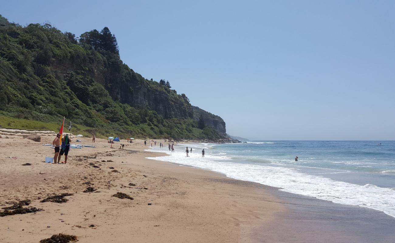 Photo de Coalcliff Beach avec sable brun de surface
