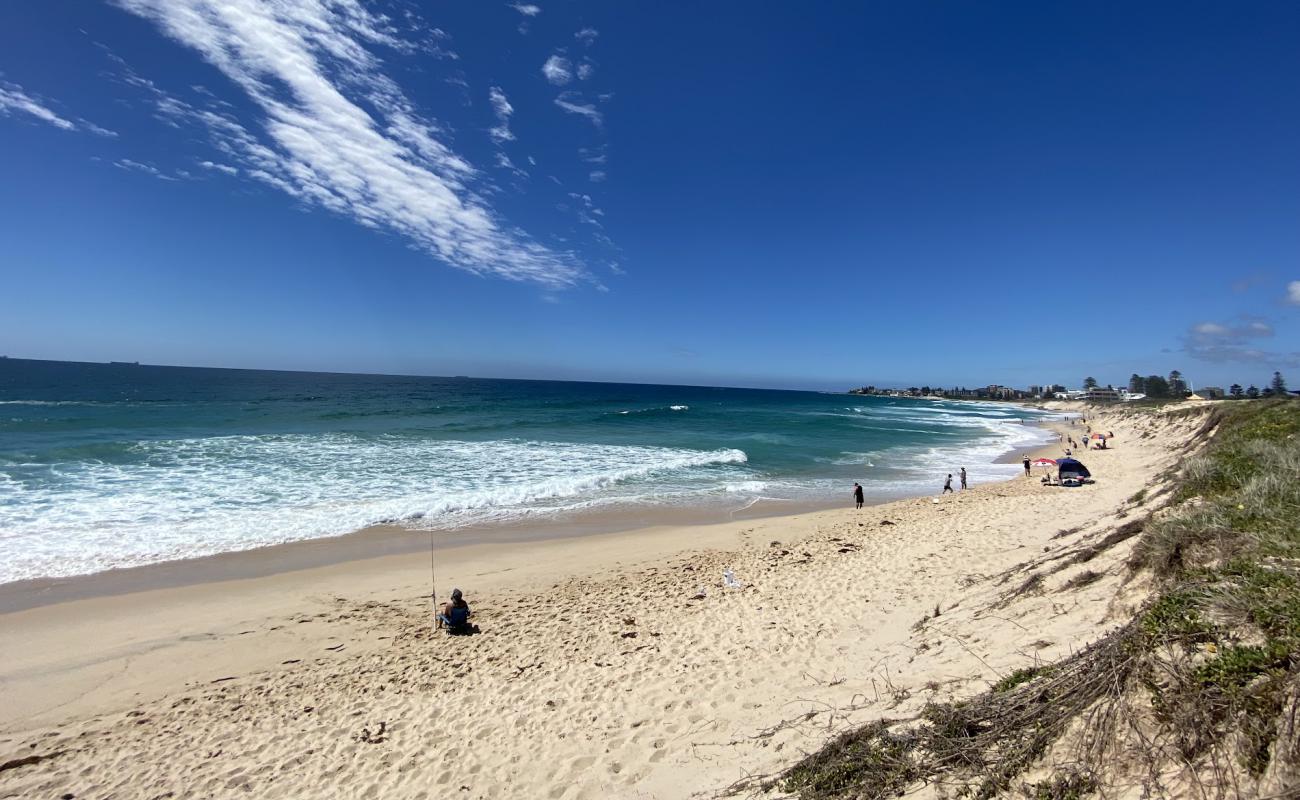 Photo de Tuggerah Beach avec sable beige fin de surface