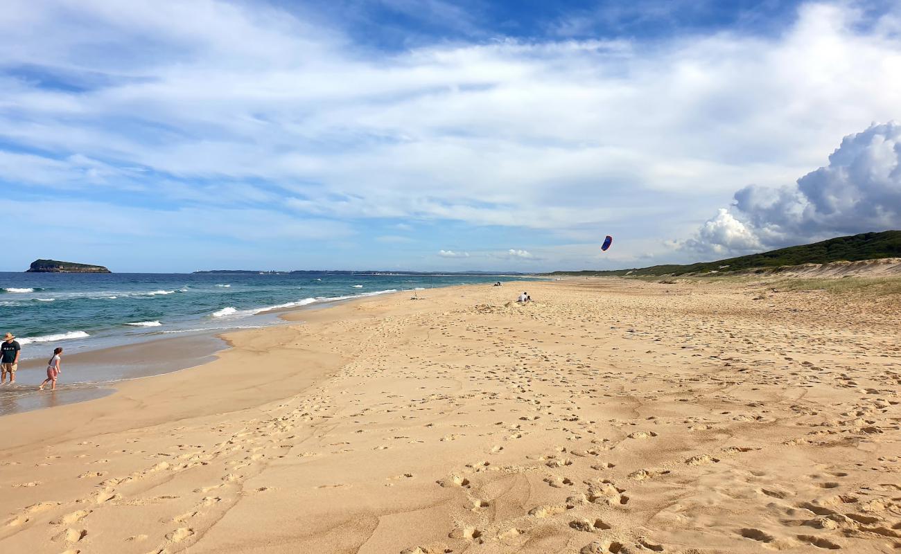Photo de Red Ochre Beach avec sable beige fin de surface