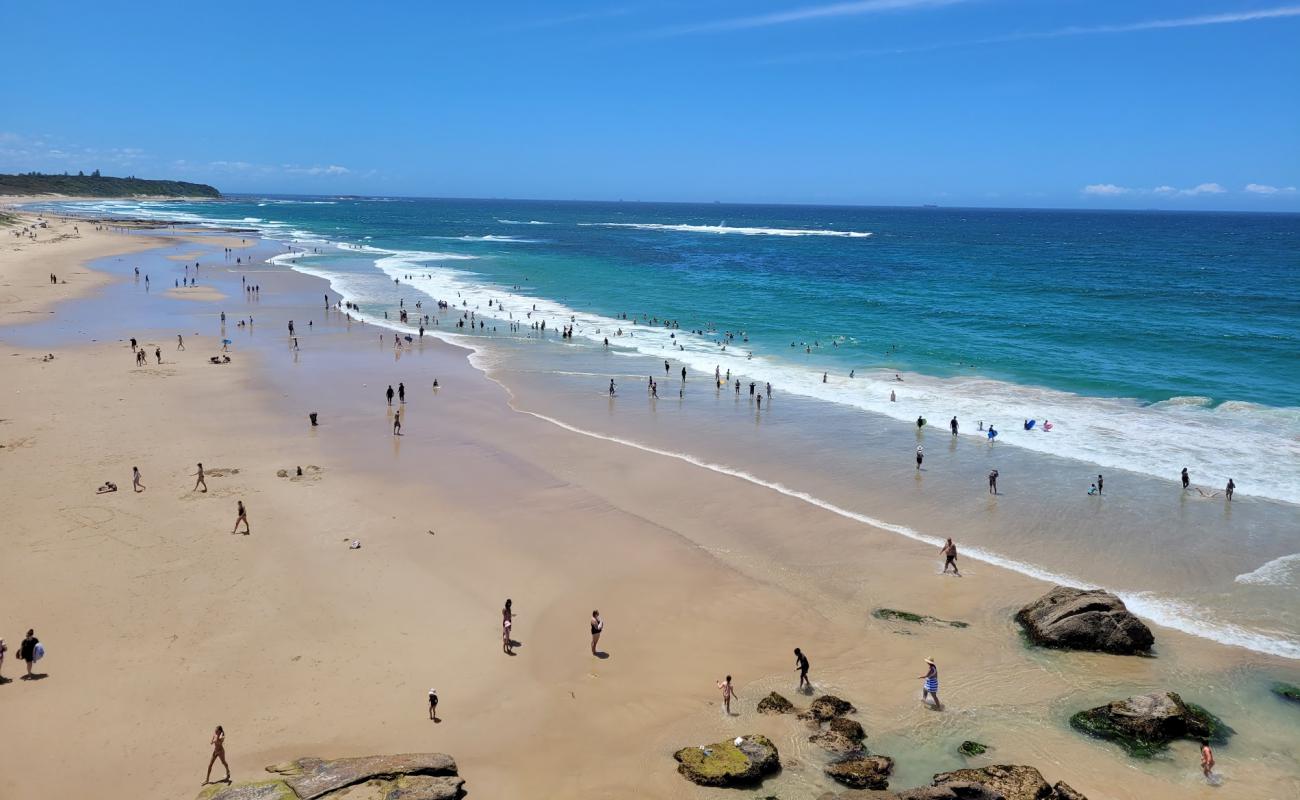 Photo de Caves Beach avec sable lumineux de surface