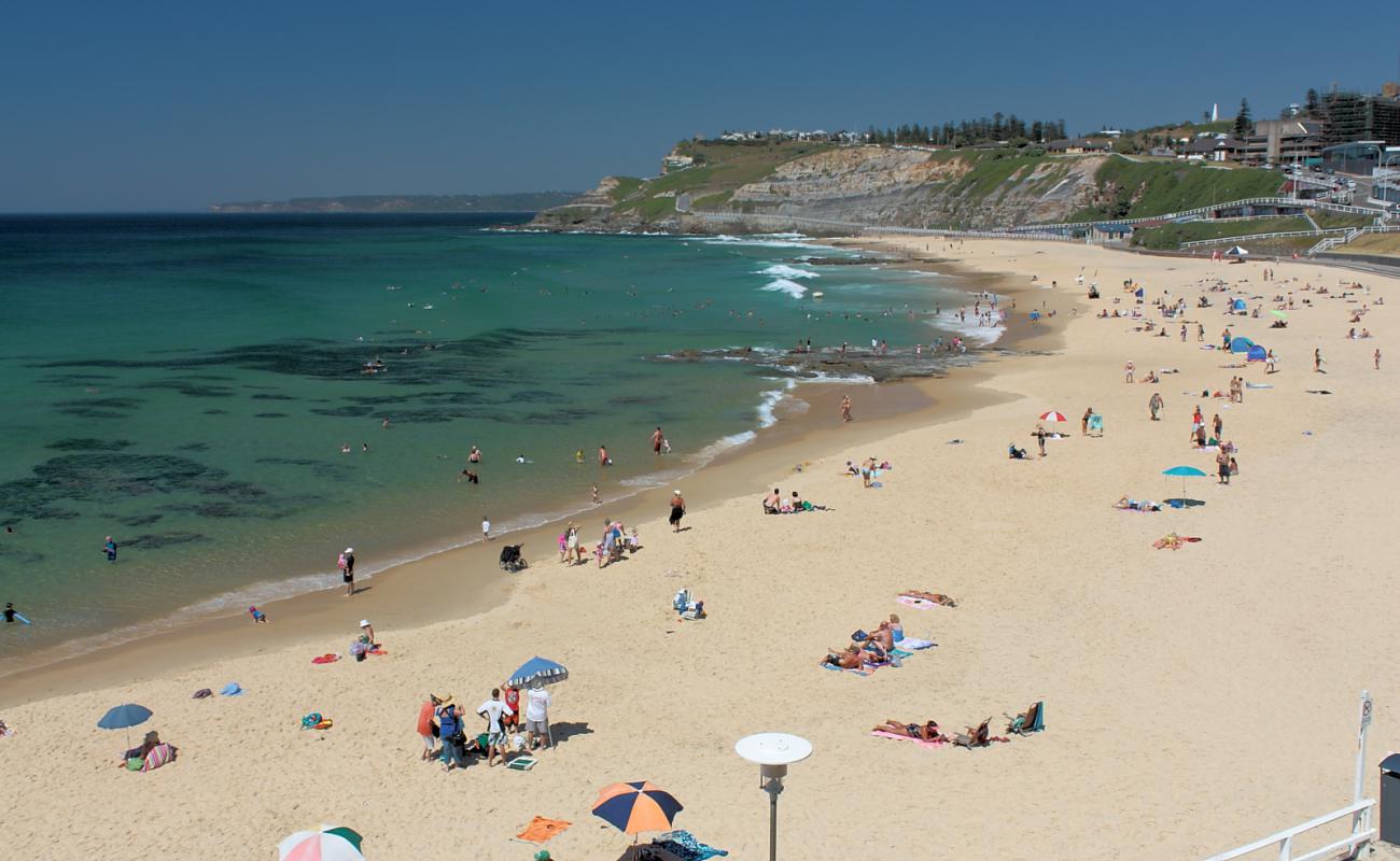 Photo de Newcastle Beach avec sable lumineux de surface